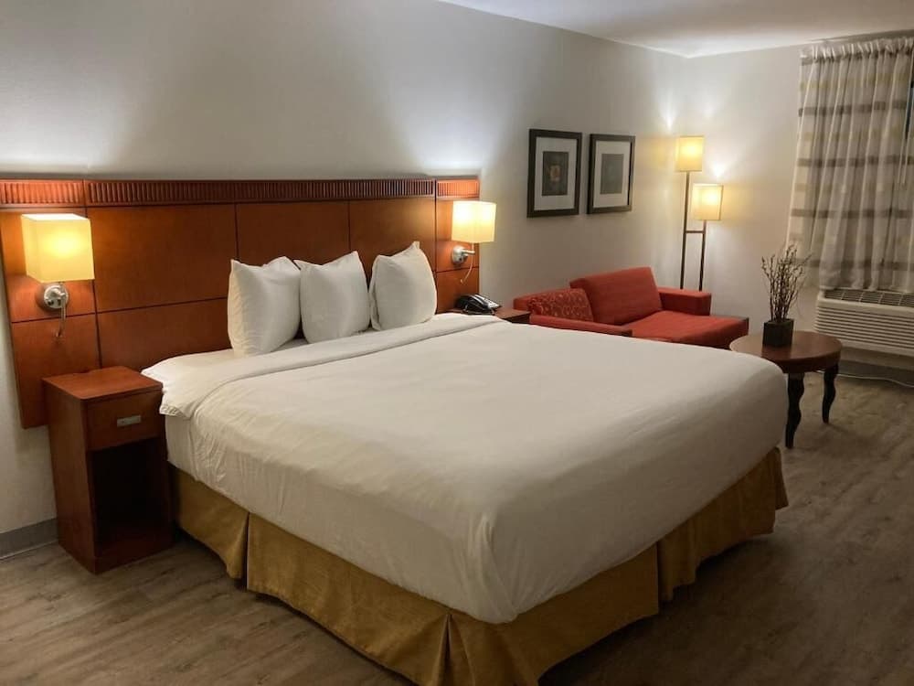 Econo Lodge & Suites