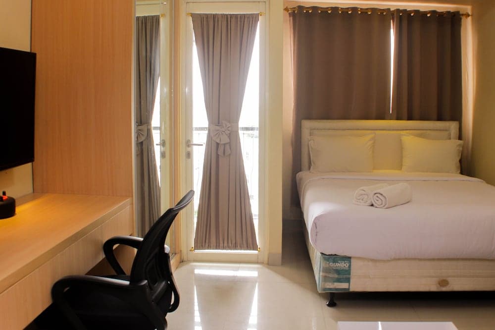 Comfort Studio Room at Oasis Cikarang Apartment By Travelio