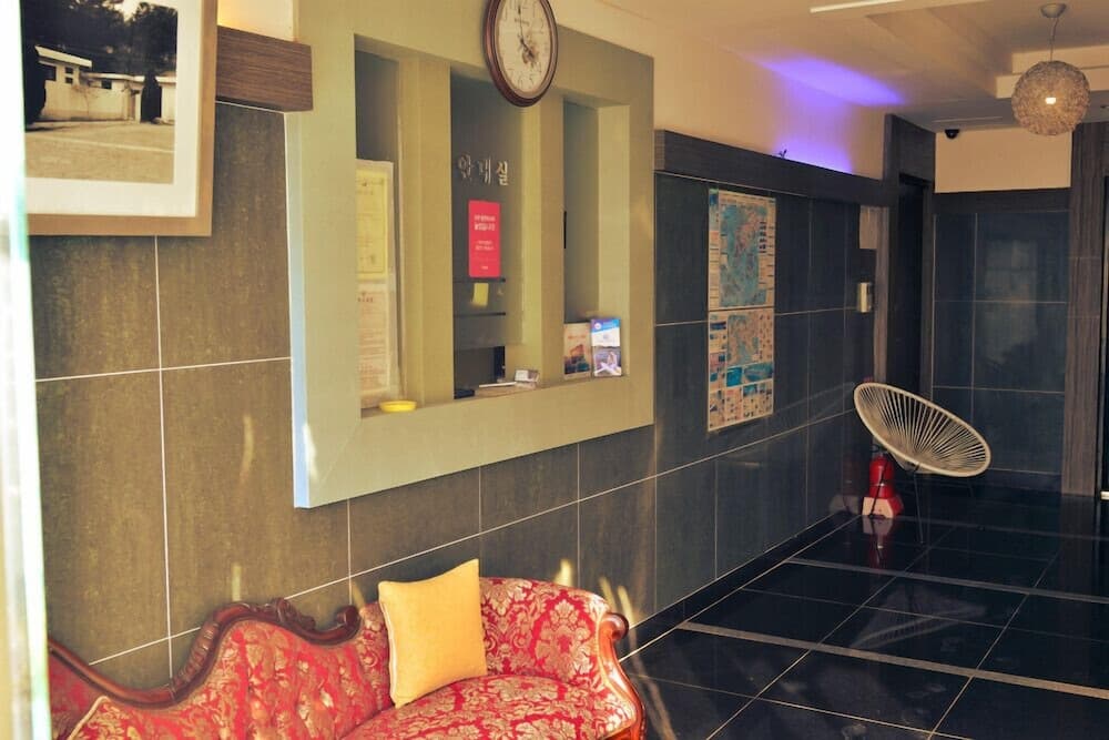 Enter Motel