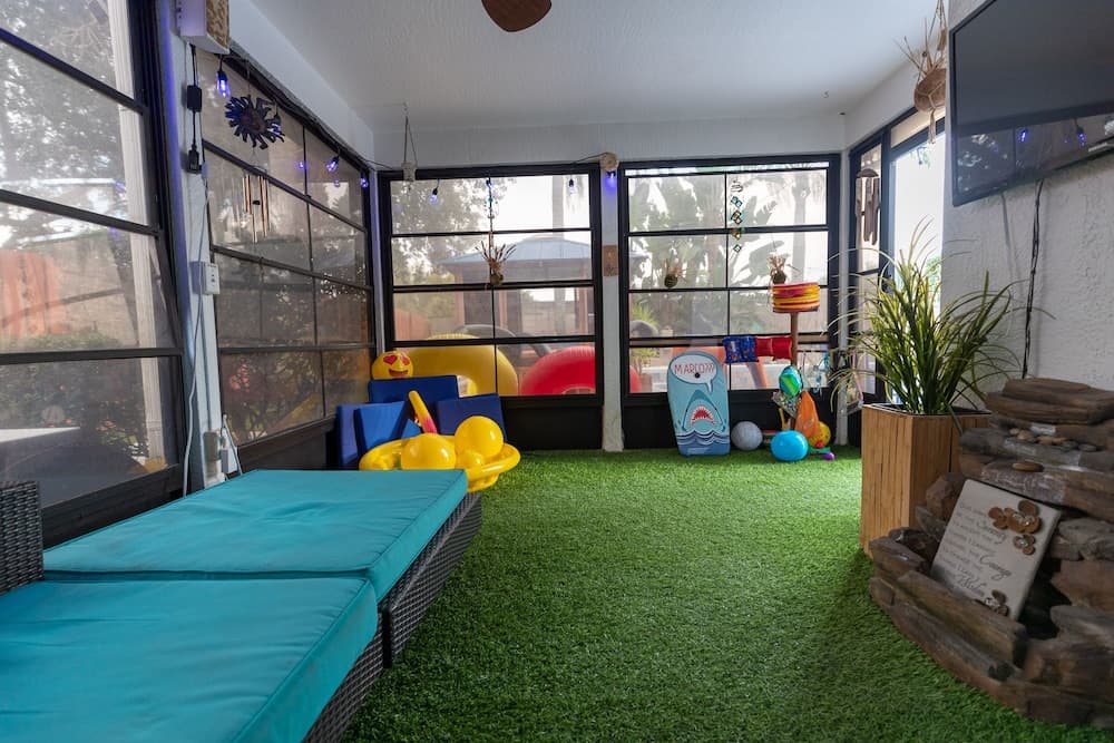 Gorgeous Urban Oasis withHot Tub, HEATED POOL and Private Movie Theater home