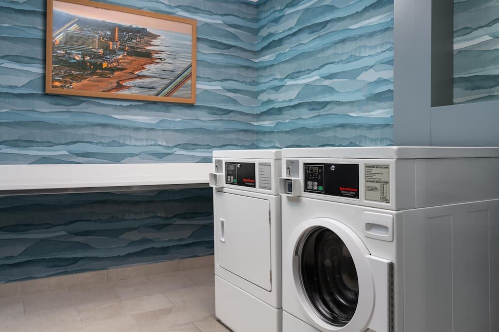 Hampton Inn Neptune Wall