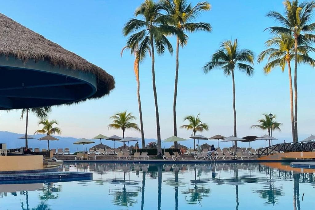 Beautiful ocean view, pool & beach!