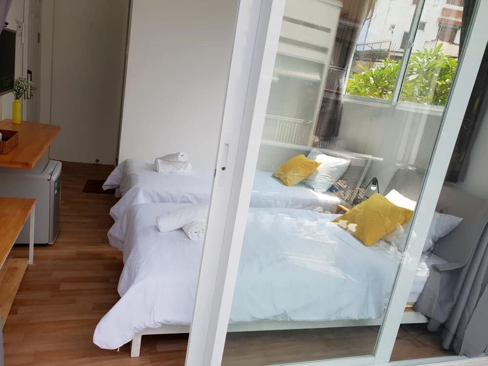 Yelo Hostel & Cafe