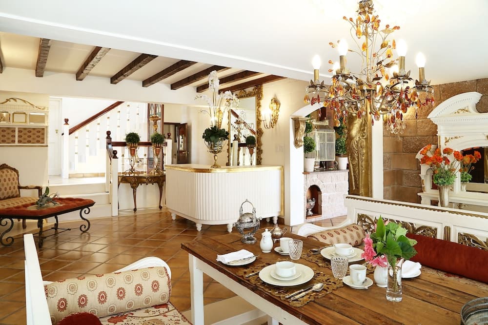 Rexford Manor
