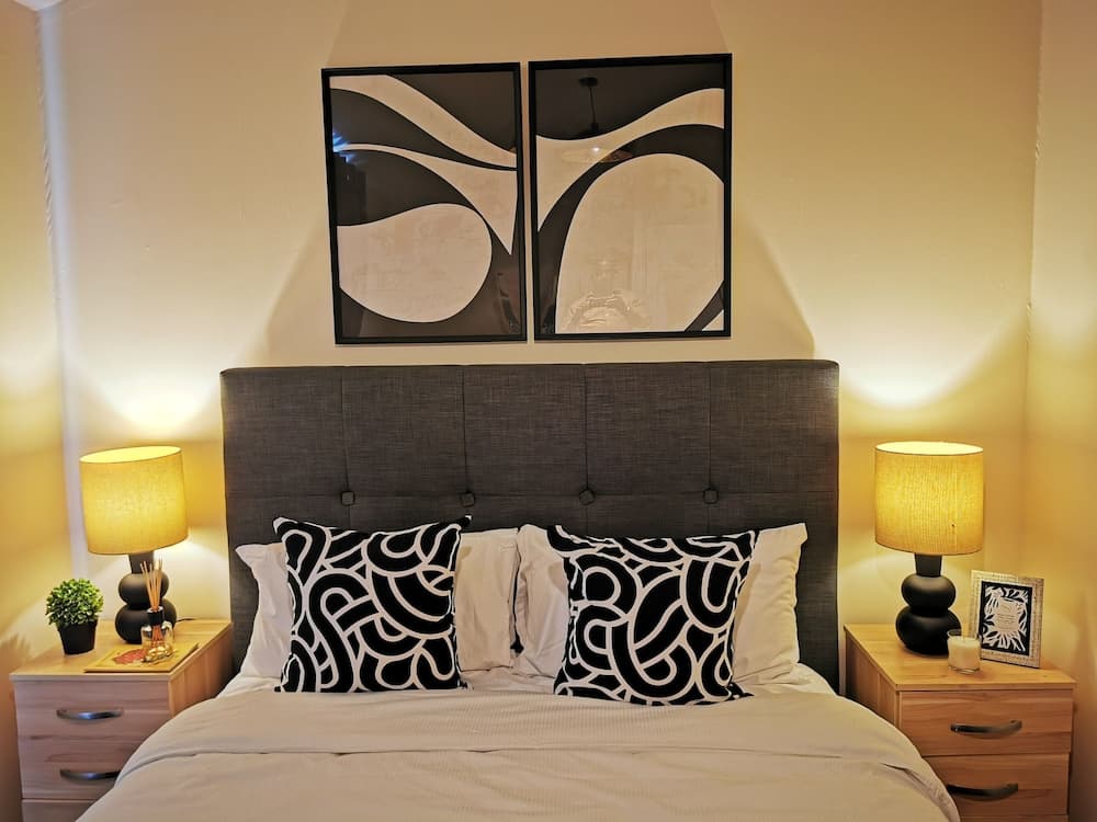 House - Sleeps up to 10 & Free Parking
