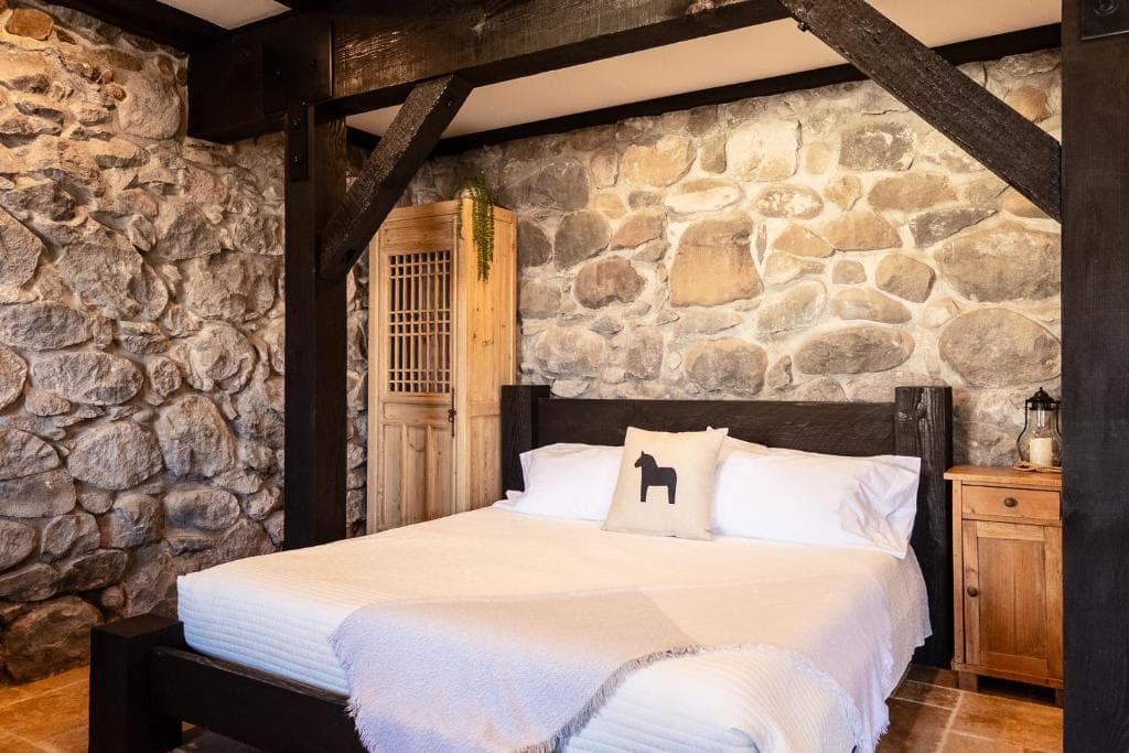 Horsefeathers Hotel