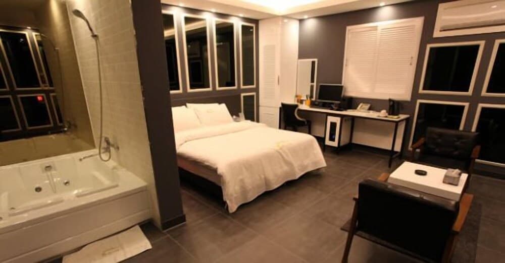 S Petite Hotel