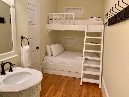 Bama Bed & Breakfast Campus
