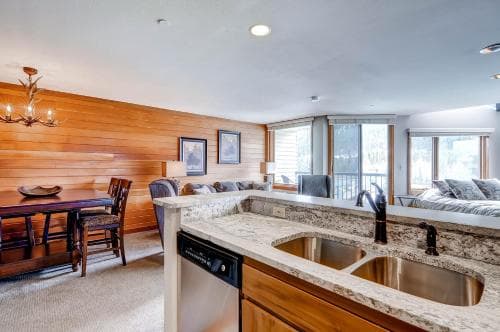 Lakeside, spacious, modern 2BR - sleeps up to 8 condo