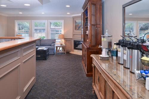 Sand Pebbles Inn