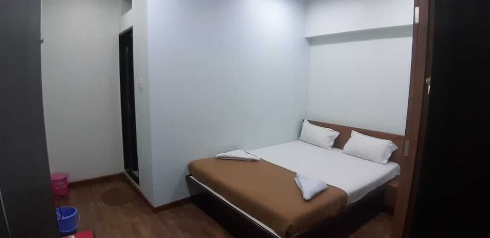 Rajhuns Deluxe Lodging