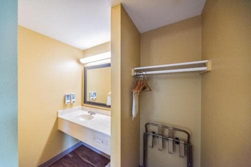 Relax Inn & Suites