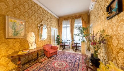 Friendly Venice Suites