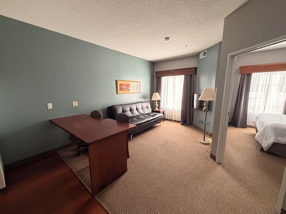 River Hills Hotel