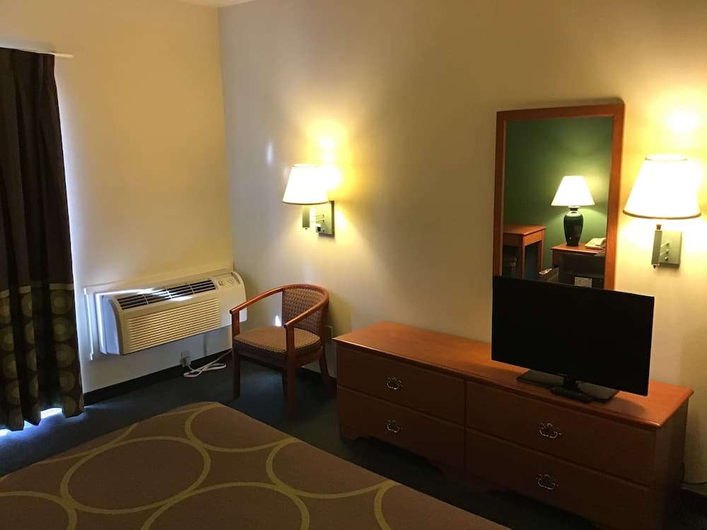 Super 8 by Wyndham Salmon