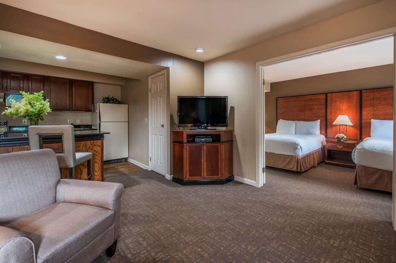 Cloverleaf Residence Suites