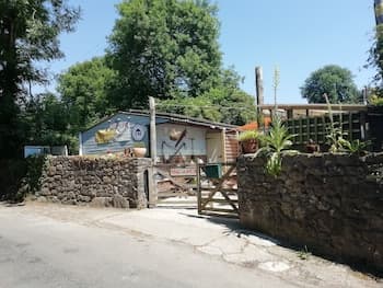 Edens Yard Backpackers