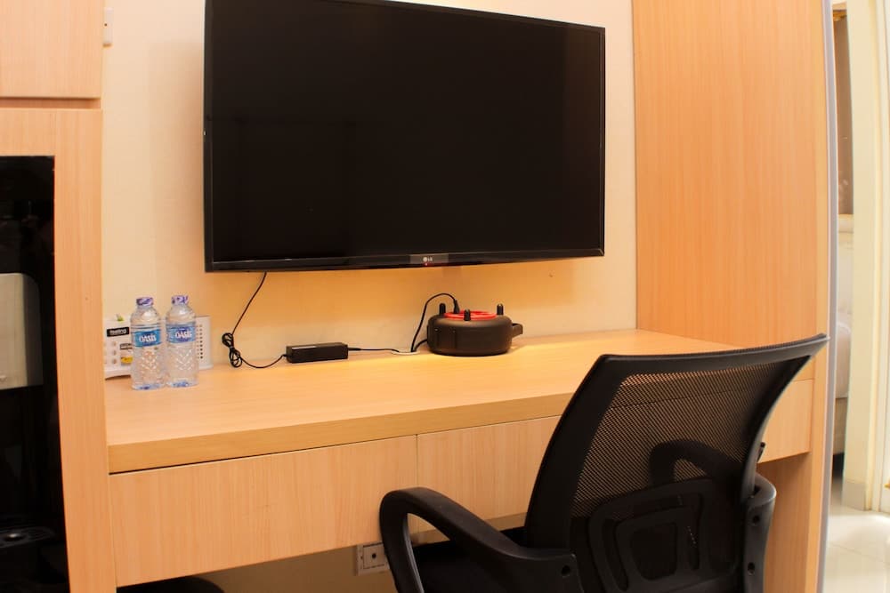 Comfort Studio Room at Oasis Cikarang Apartment By Travelio