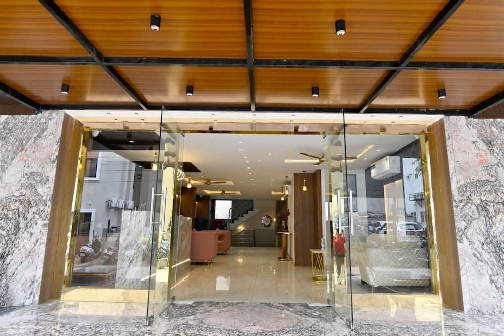 Carry Plus Hotel