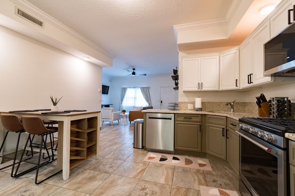 SōLE #3-2BD 2BTH-1250sqft-Riverview-Quite