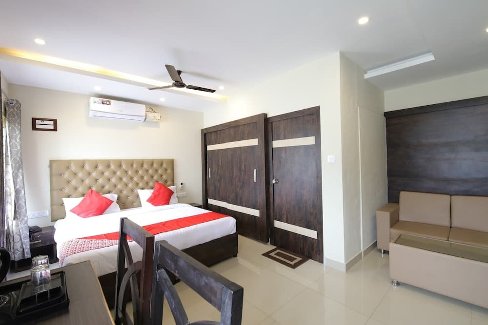 Oyo 28093 Royal Sand