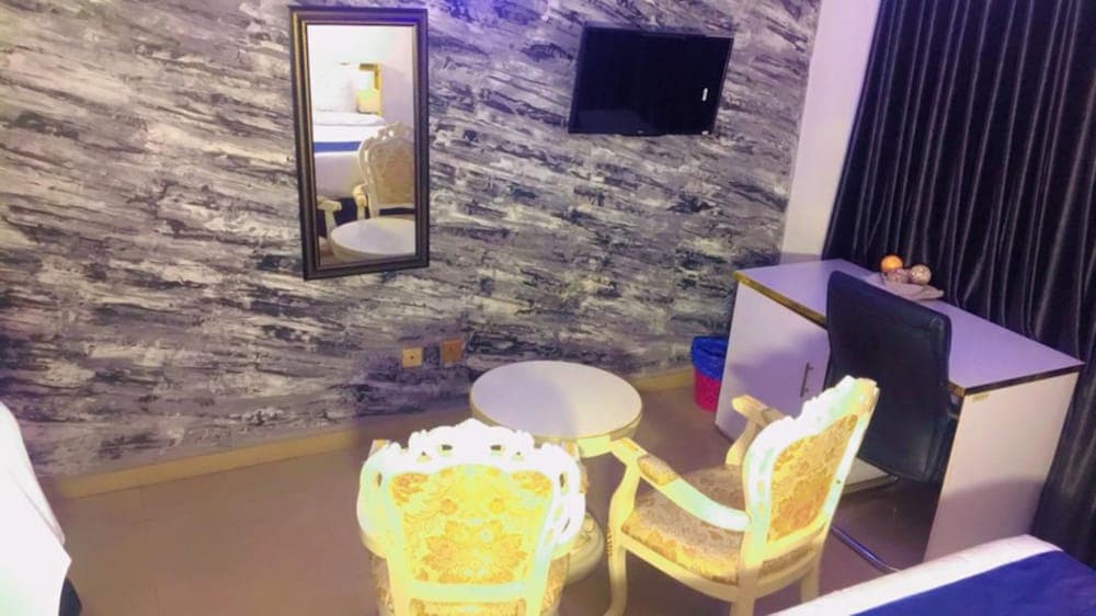 Autograph Apartment