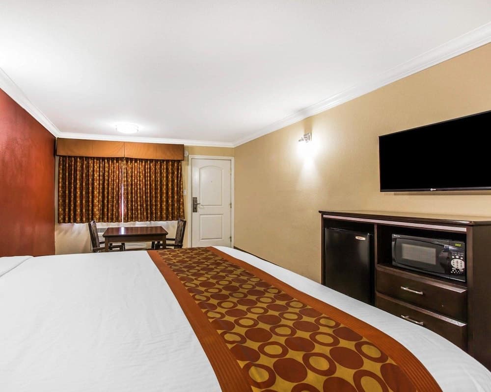 Rodeway Inn & Suites Corona