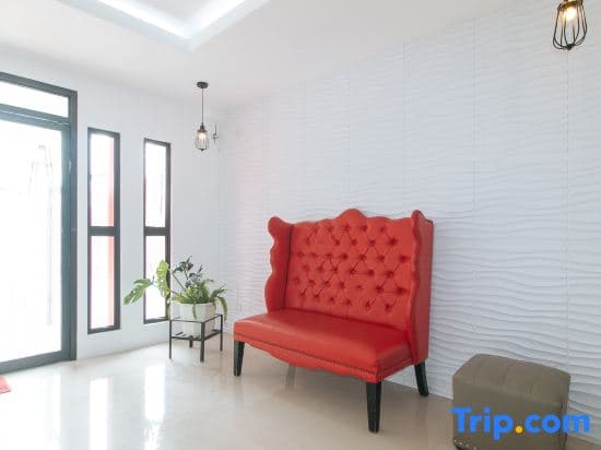 RedDoorz Plus at DBuilders Poblacion BGC