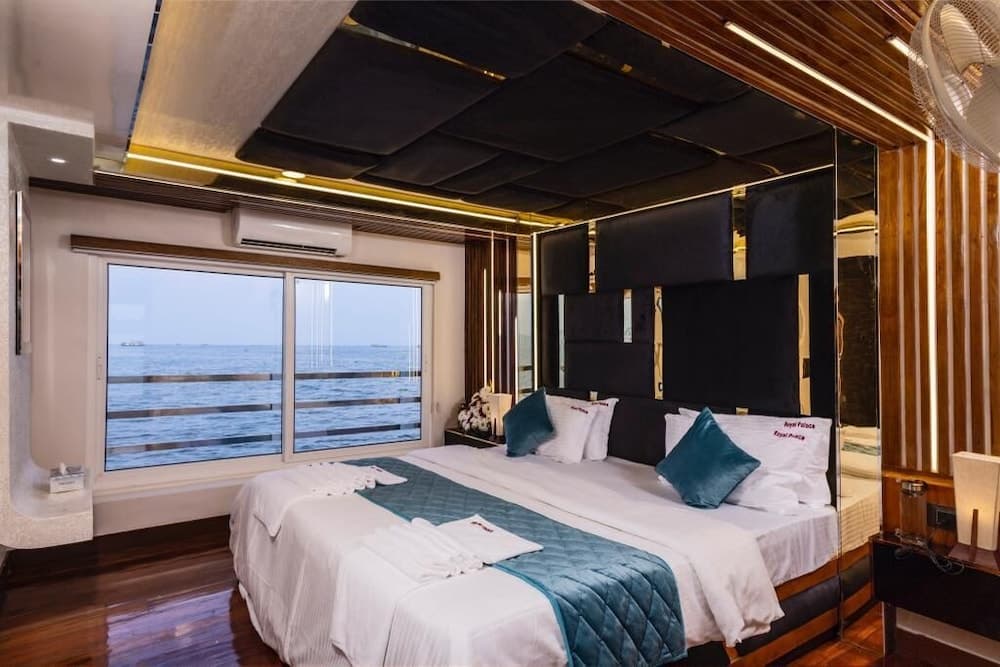 Premium Houseboat