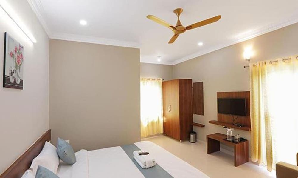 Fabhotel Gateway Suites