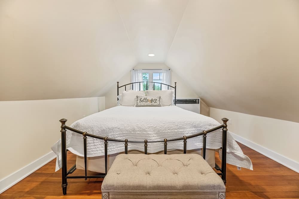 Casa Luna- Beautiful Maltby style home, just a short drive from Big Bear's attractions!