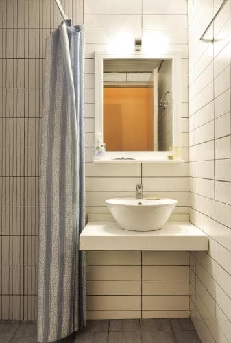Rea Hotel & Studios