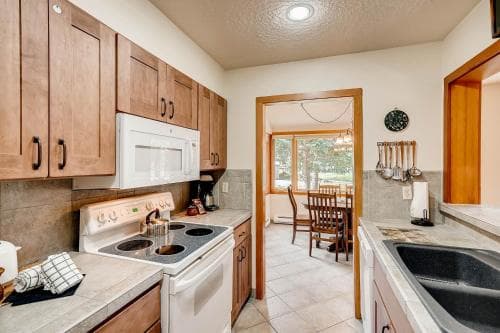 Lenawee 1728 by SummitCove Lodging