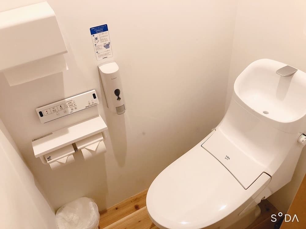 BOND - Hostel