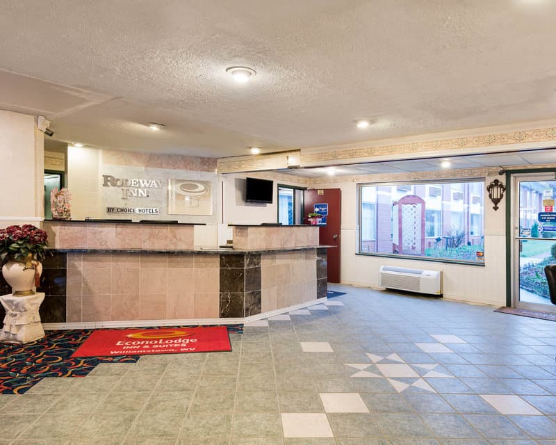 Super 6 Inn & Suites