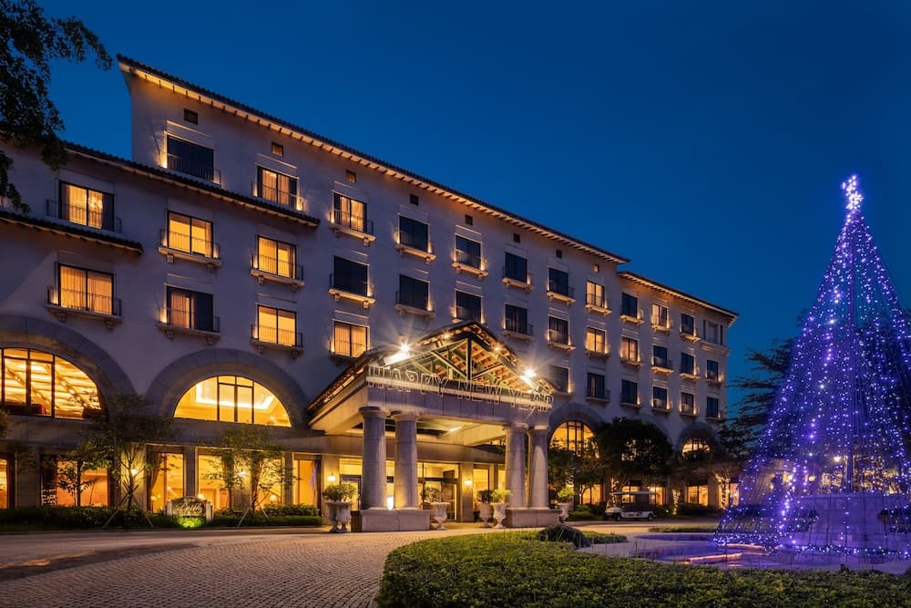 Lakeshore Hotel