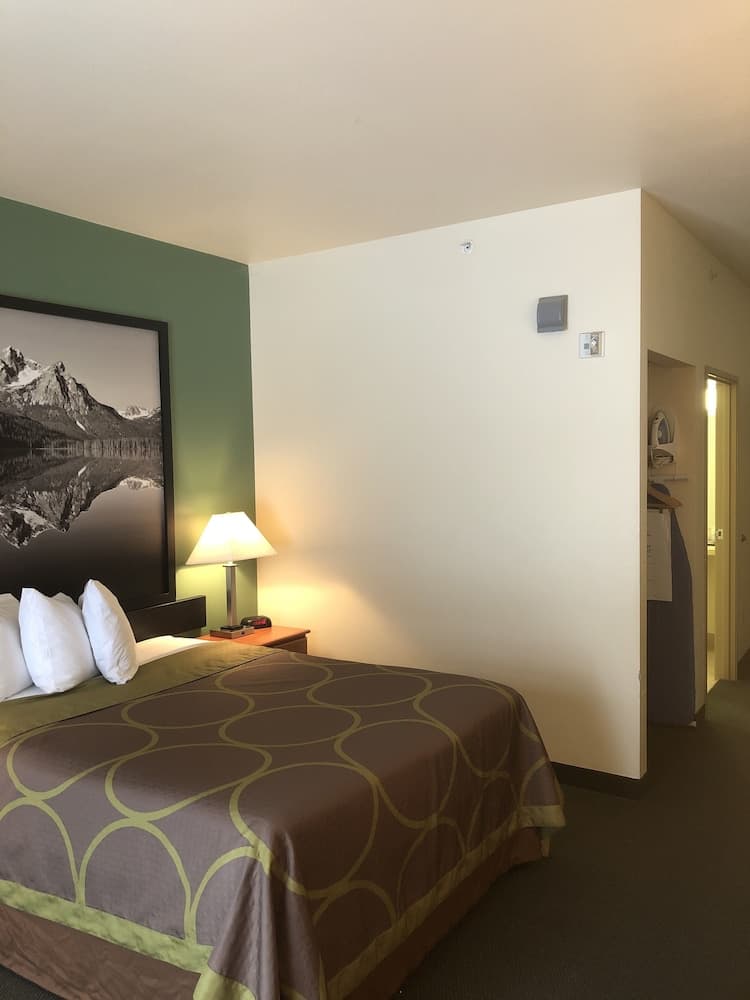 Super 8 by Wyndham Salmon