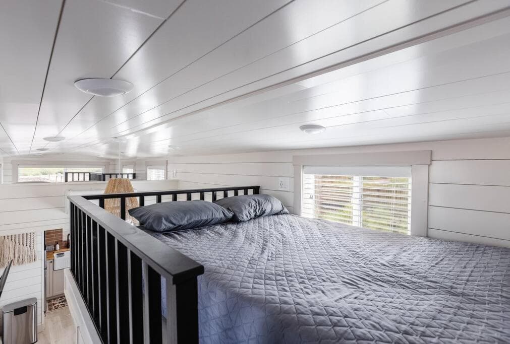 Convient tiny home private deck