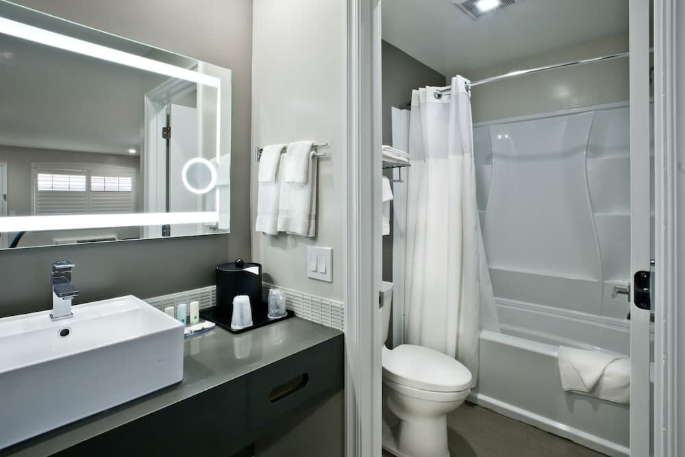 Bay Area Inn & Suites