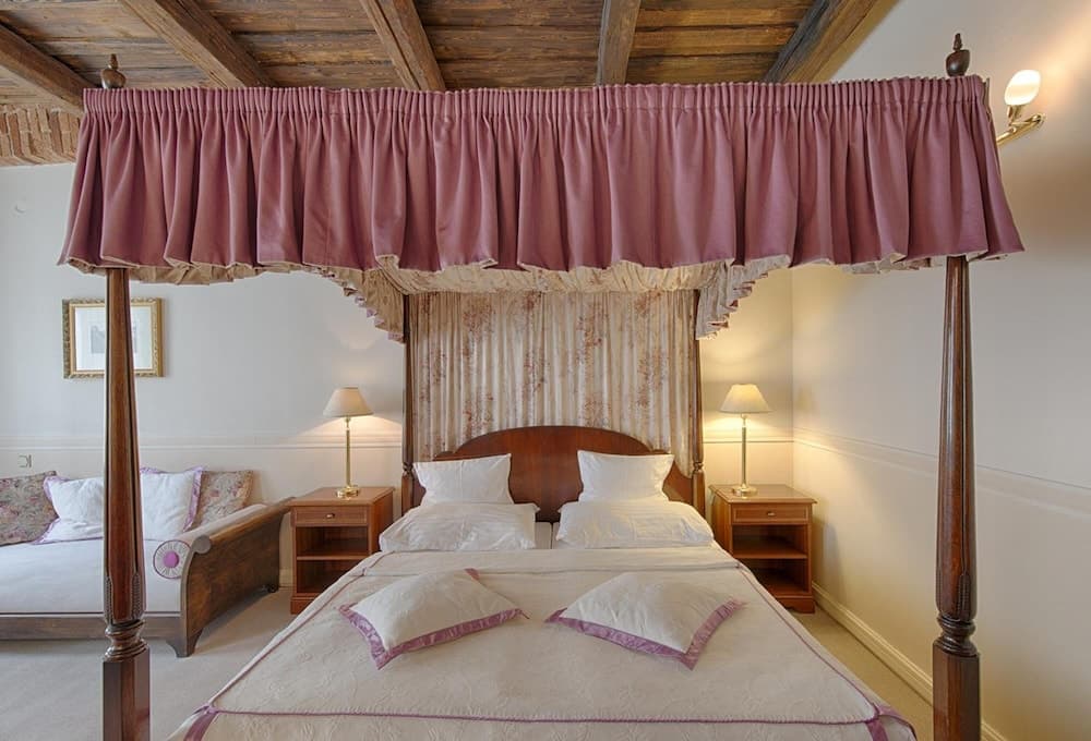 Hotel Embassy