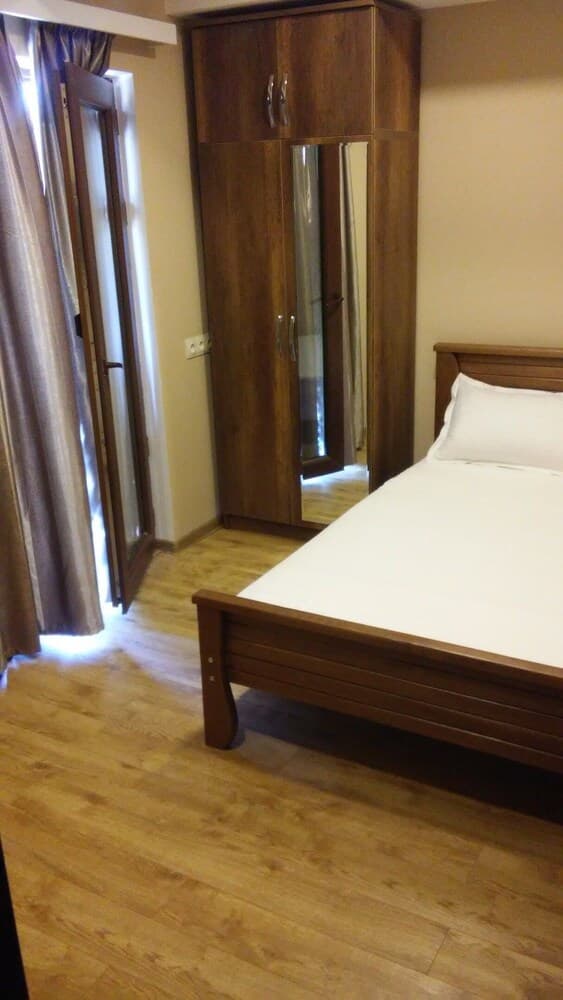 Redhotel