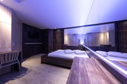 Snob Motel