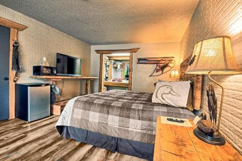 Stonegate Lodge - Pool & Firepits Room #208