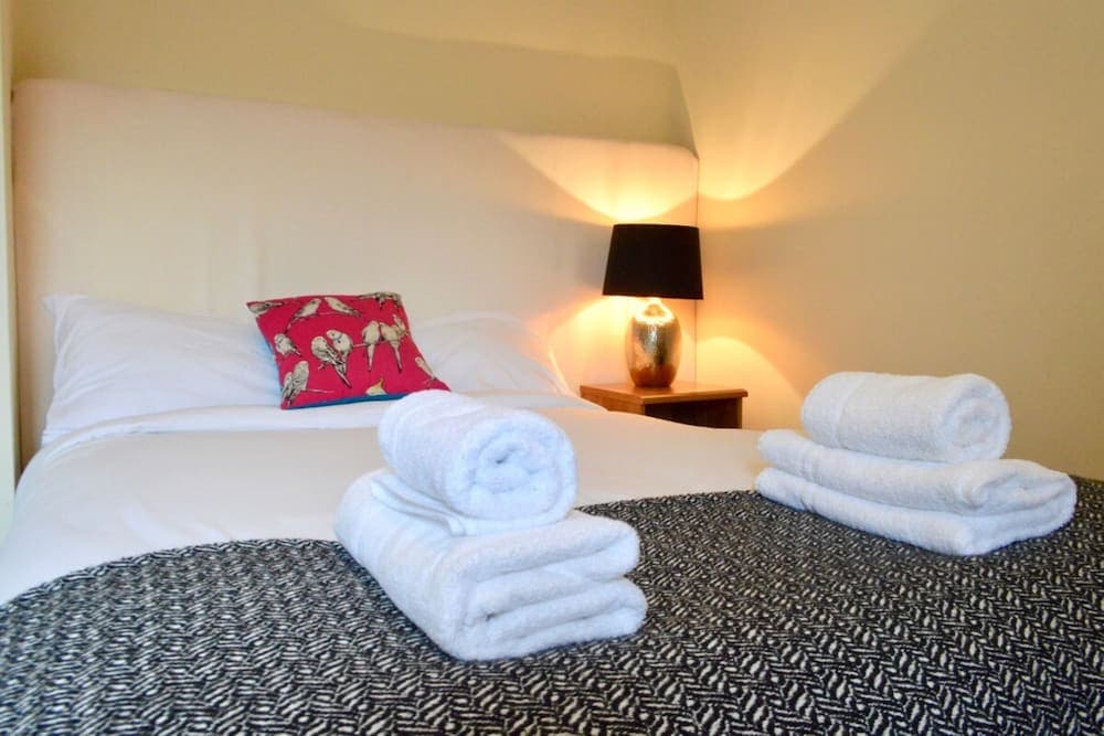 City Centre, Newly Refurbished Stylish Apartment