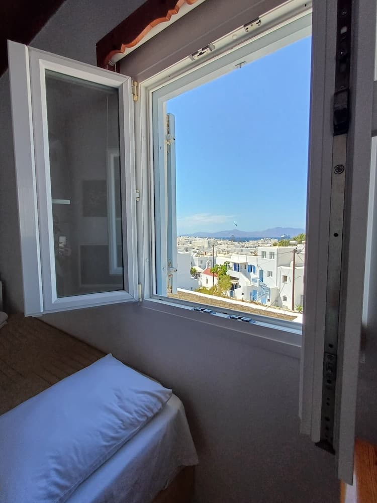 Manos Rooms