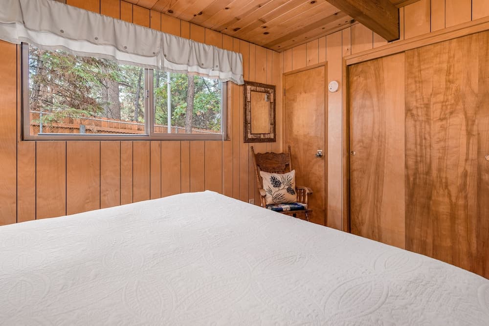 Moonridge Retreat - 6BR, Walk to Bear Mountain, Foosball Table, BBQ