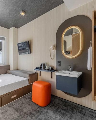 Iq Hotel