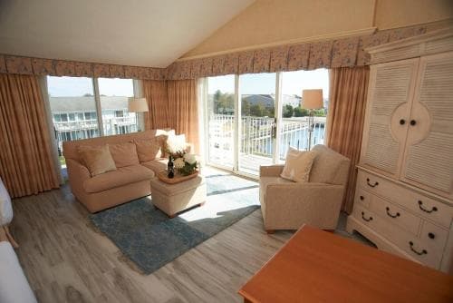 Anchor In Distinctive Waterfront Lodging