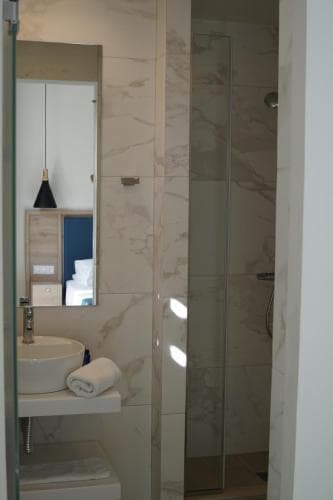 Cavos Bay Hotel and Studios
