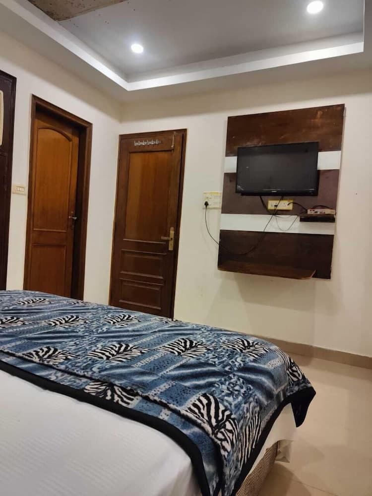 Deepak Hotel